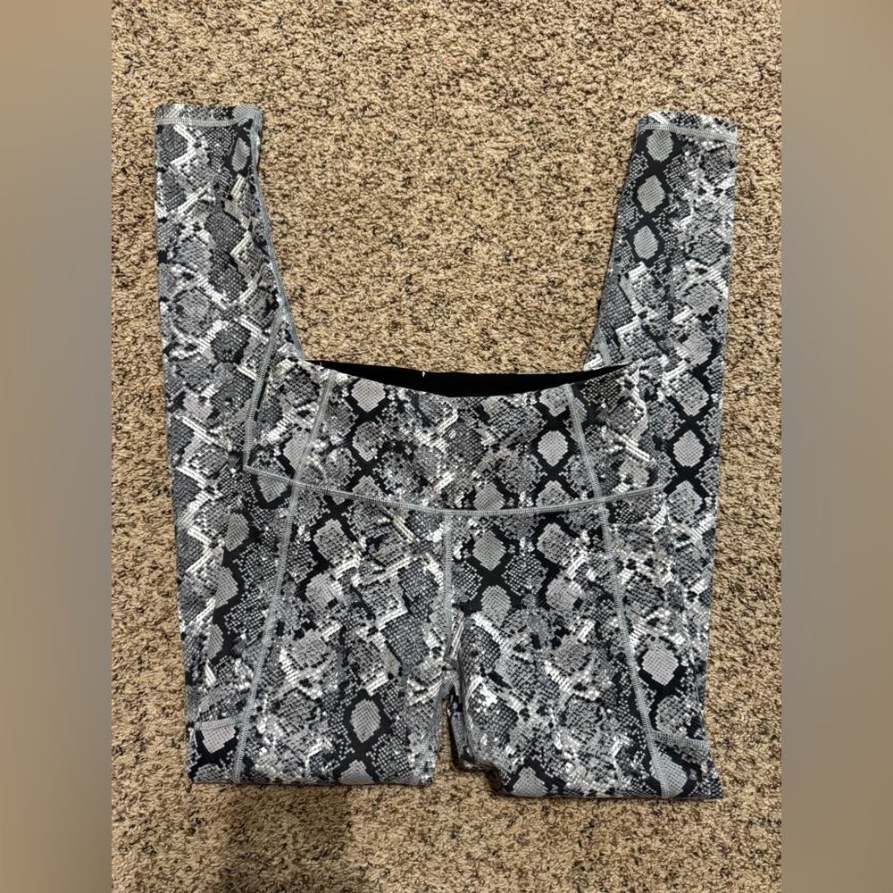 Victoria's Secret Knockout Snake Print Leggings in Black and White